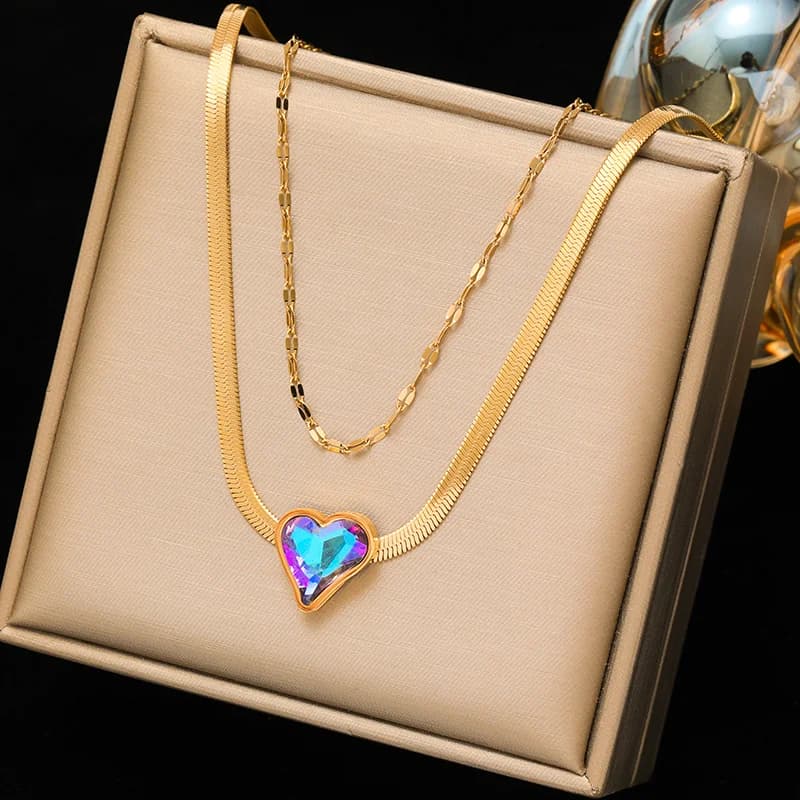 Gargantilla dorada con corazón