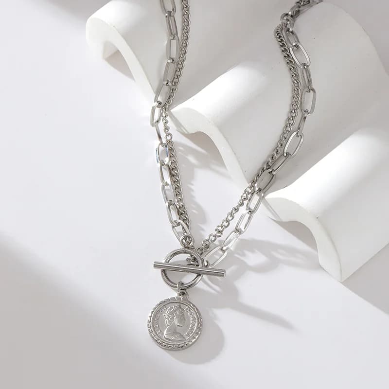 Collar con Colgante de Moneda con Retrato, Tono Plata