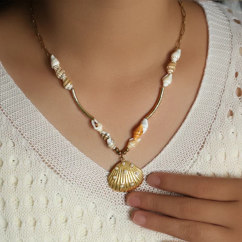 Collar colgante dorado con estrella de mar, concha y sol
