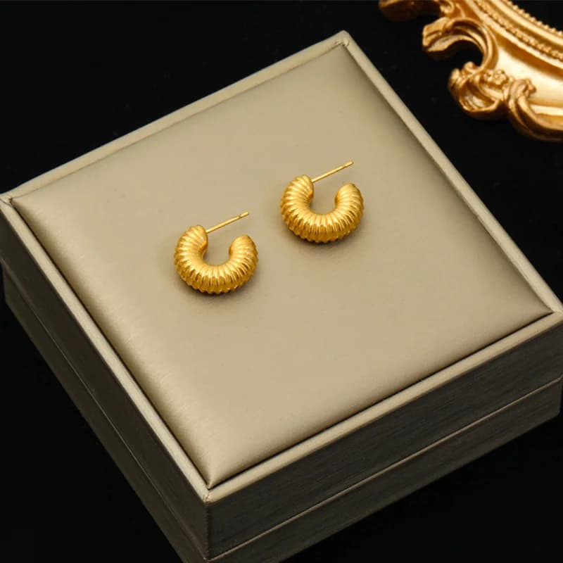 Pendientes de aro con giro geométrico, color dorado
