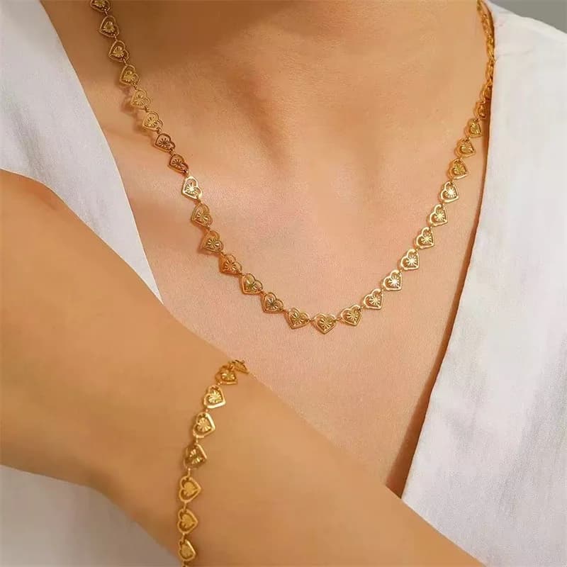 Juego de Collar, Pulsera y Pendientes Plateados con Corazón