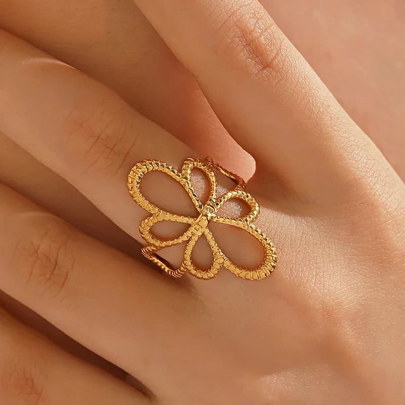 Anillo Ajustable de Acero Inoxidable con Flor Calada