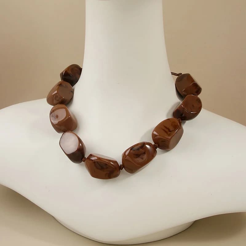 Collar bohemio de resina marrón