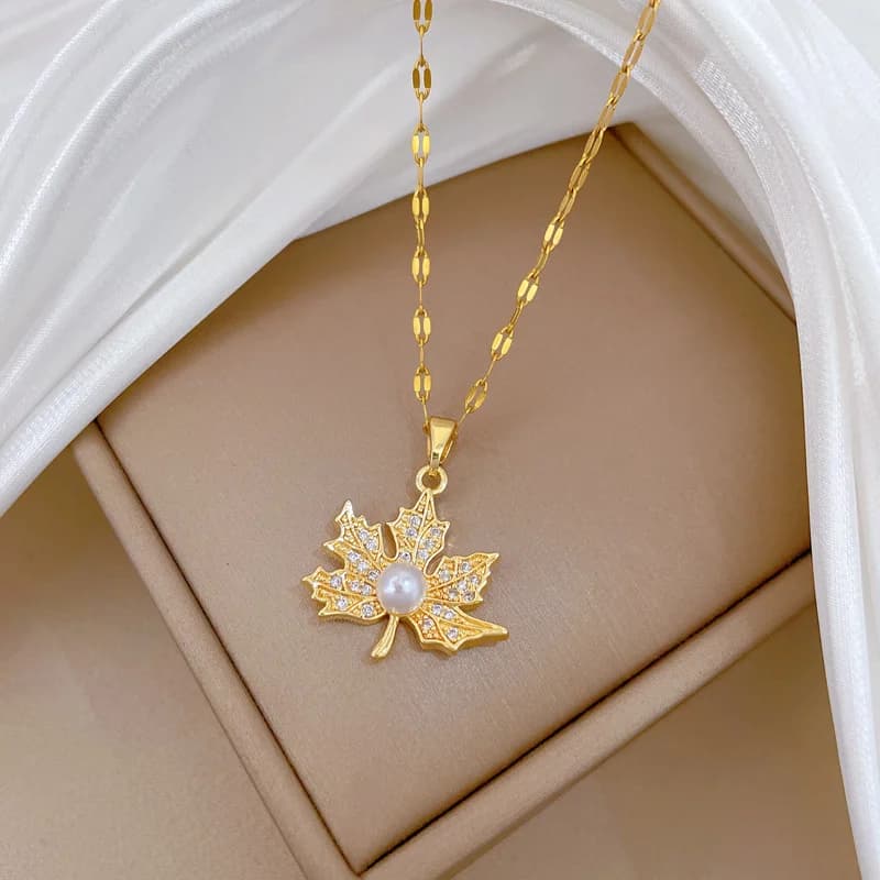 Collar de Colgante Hoja de Arce con Perla Chapado en Oro