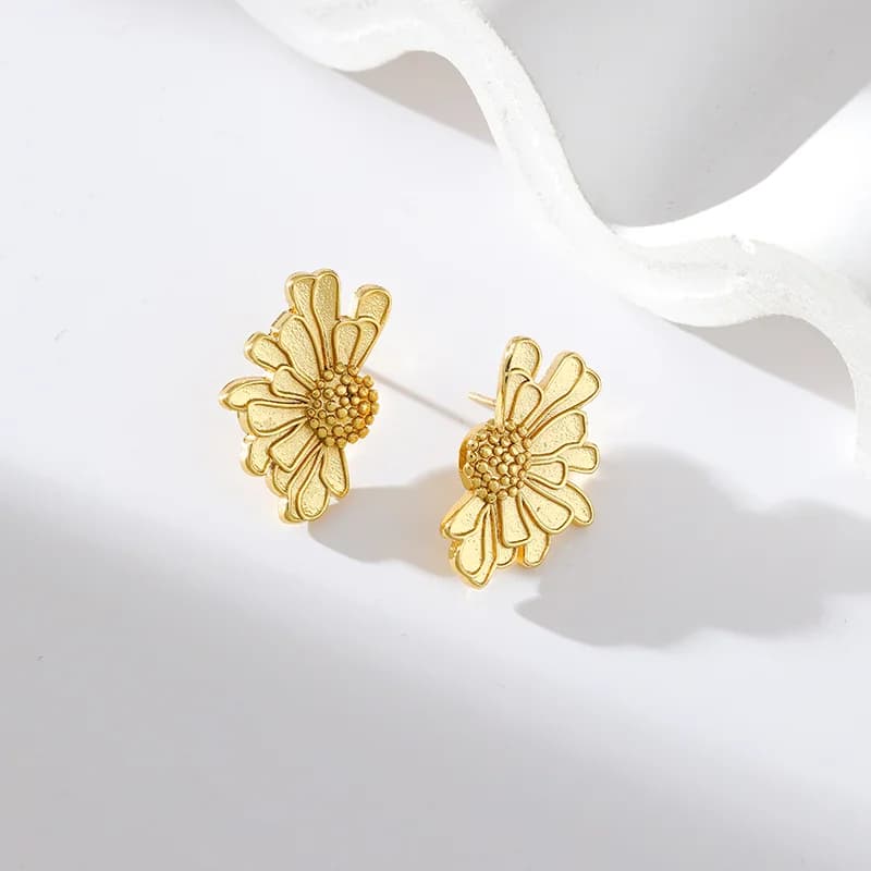 Pendientes de botón y gota con motivo floral dorado