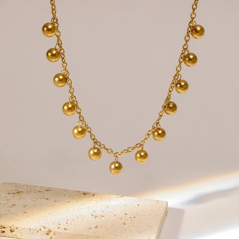 Collar Tipo Choker con Colgante de Bola Dorada
