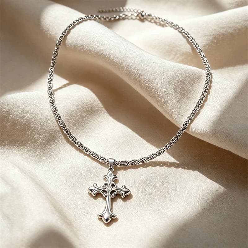 Collar con Colgante de Cruz de Metal