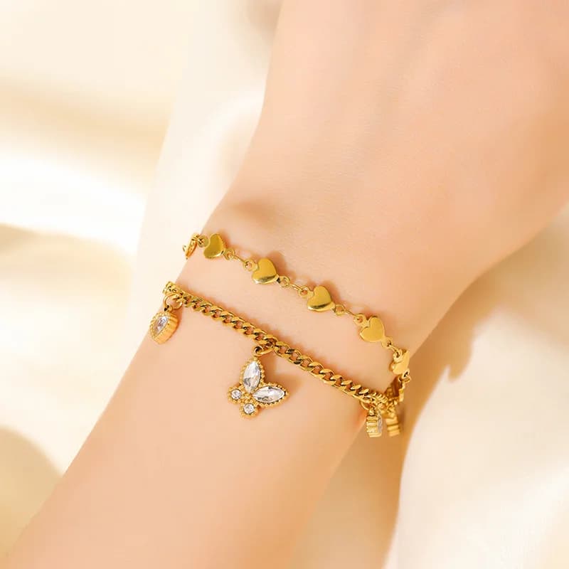 Pulsera de dijes texturizada color dorado con cadena de muñeca