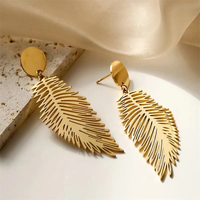 Pendientes Colgantes de Pluma y Hoja en Dorado
