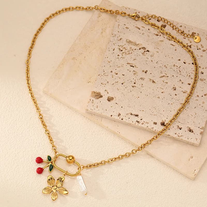 Collar con Colgante de Flor de Cereza y Perla