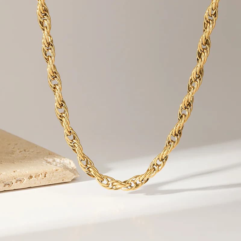Collar de Gargantilla con Cadena Torcida, Baño de Oro