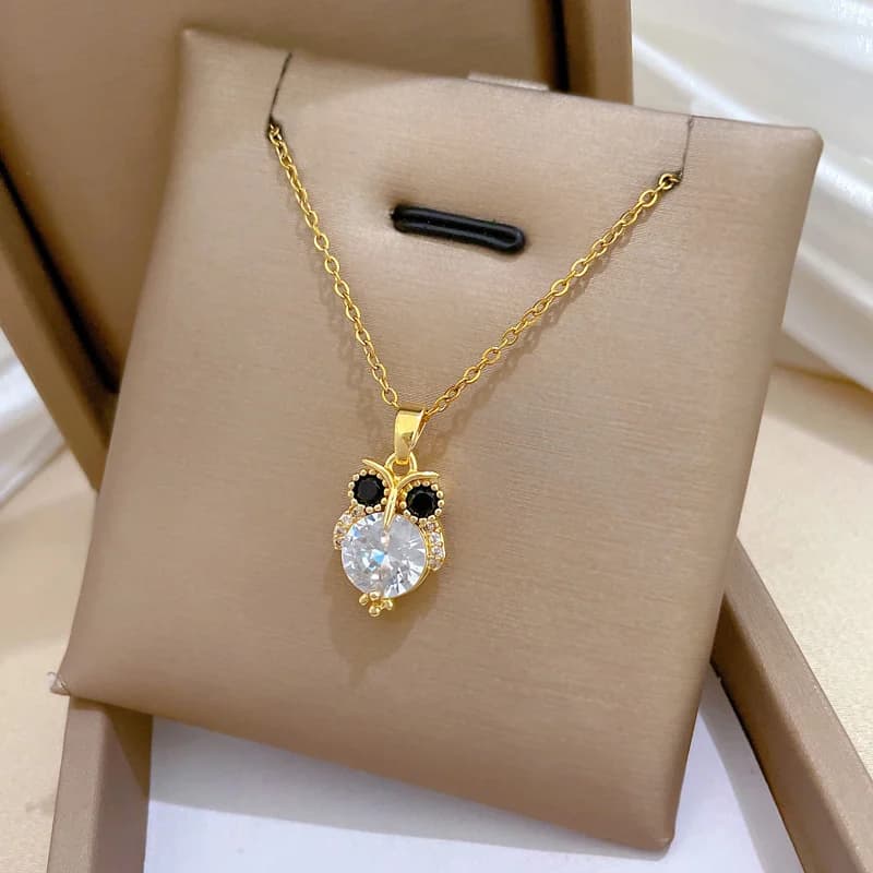 Collar con colgante de búho y circonias brillantes