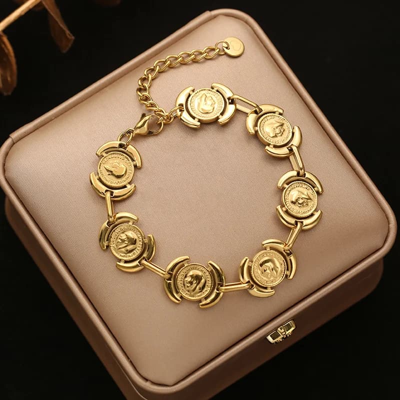 Brazalete de Oro con Retrato Redondo