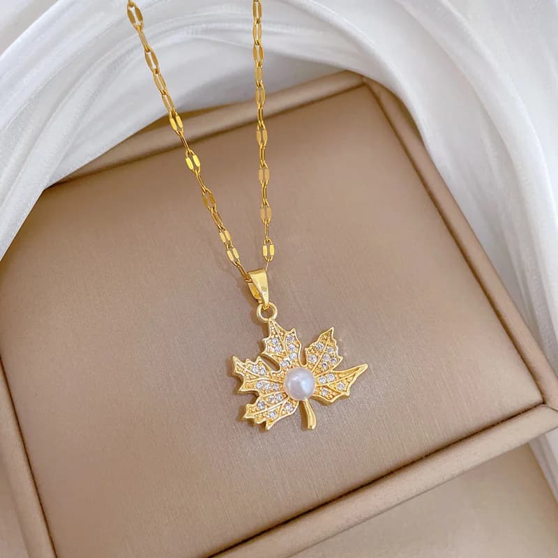 Collar de Colgante Hoja de Arce con Perla Chapado en Oro