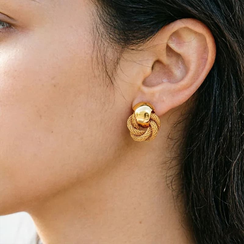 Pendientes pequeños de color dorado