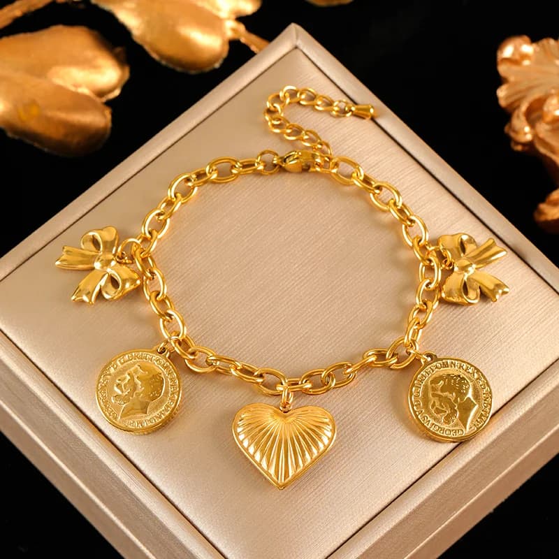 Brazalete de Oro con Retrato Redondo