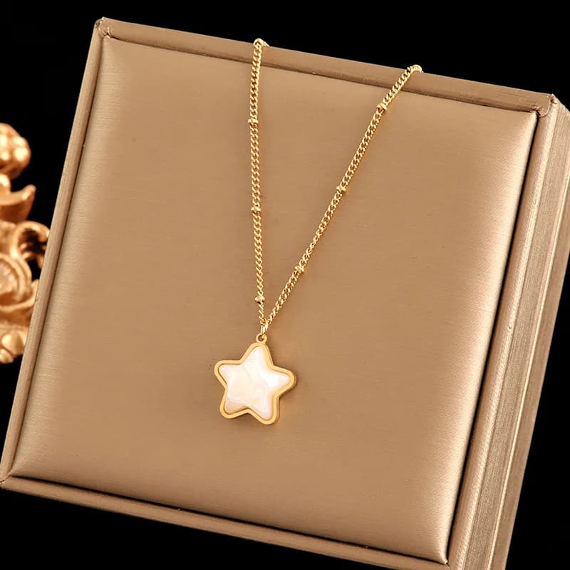 Set de collar y pendientes con motivos de estrella, flor y oso