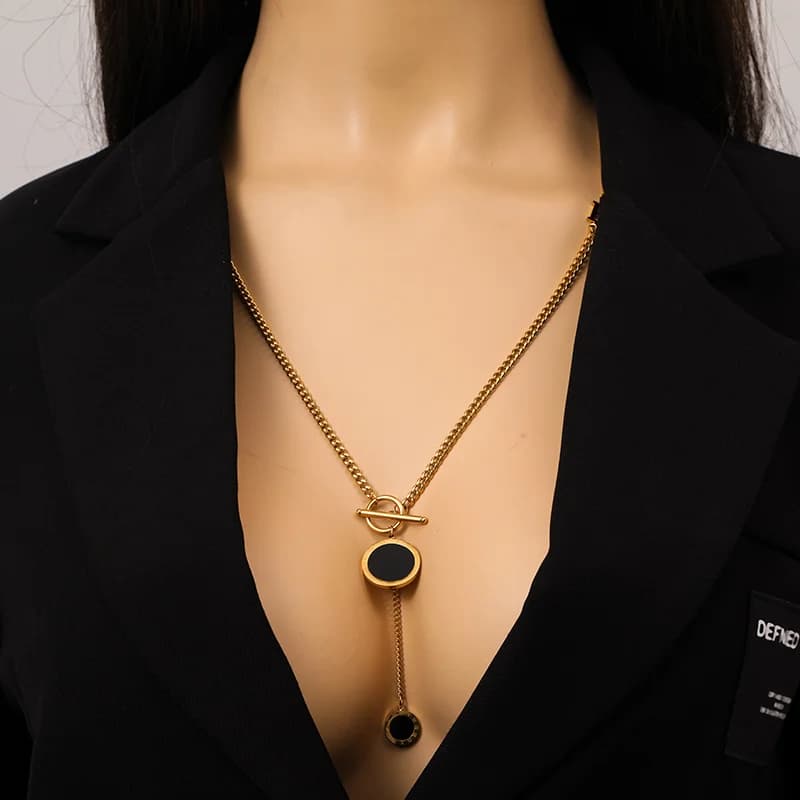 Collar largo con colgante redondo negro