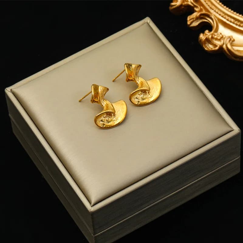 Pendientes pequeños de color dorado