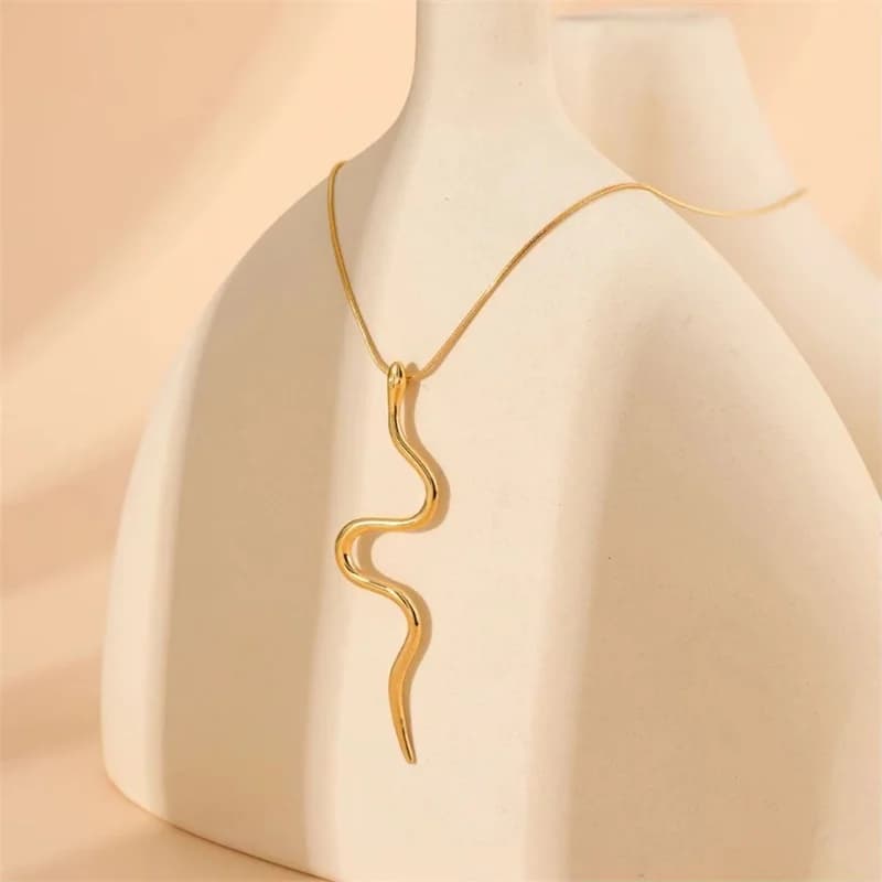 Collar largo con colgante de circonia blanca