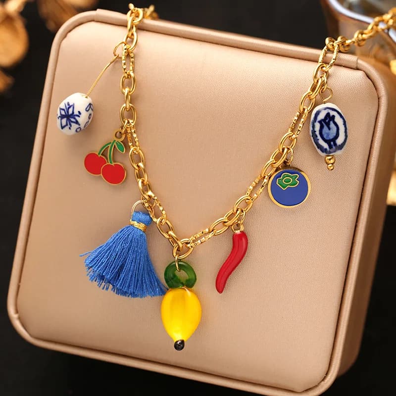 Collar con Colgante de Cereza y Chile