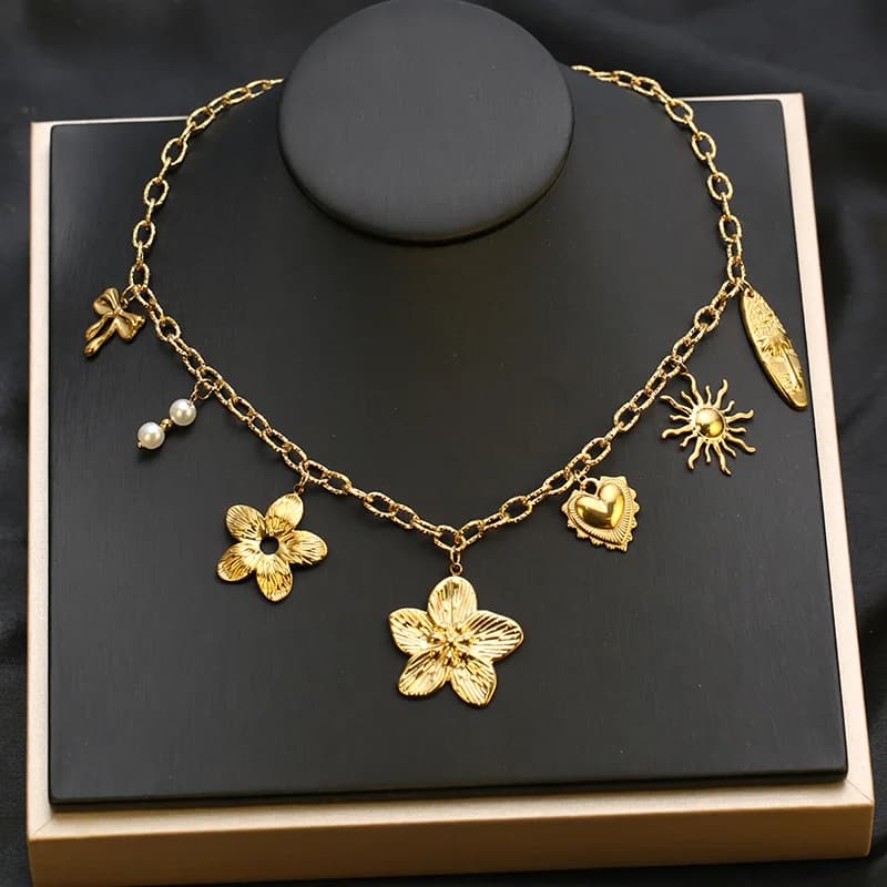 Collar con Colgante de Flor Dorado