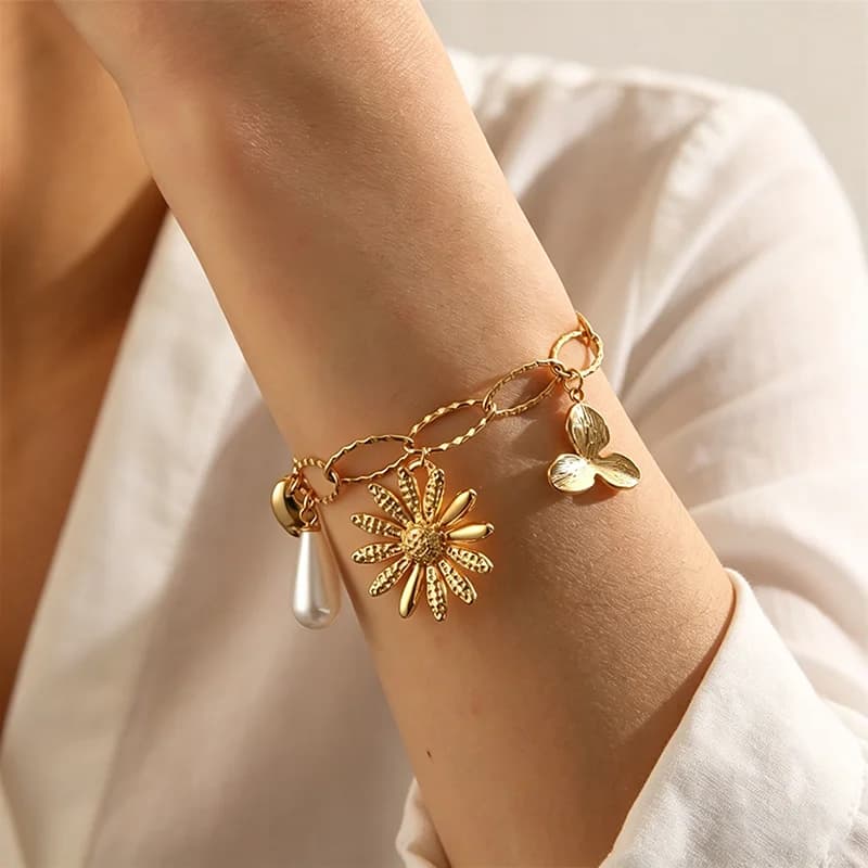 Pulsera Herringbone con Abalorios de Flor y Perla, Oro 18K