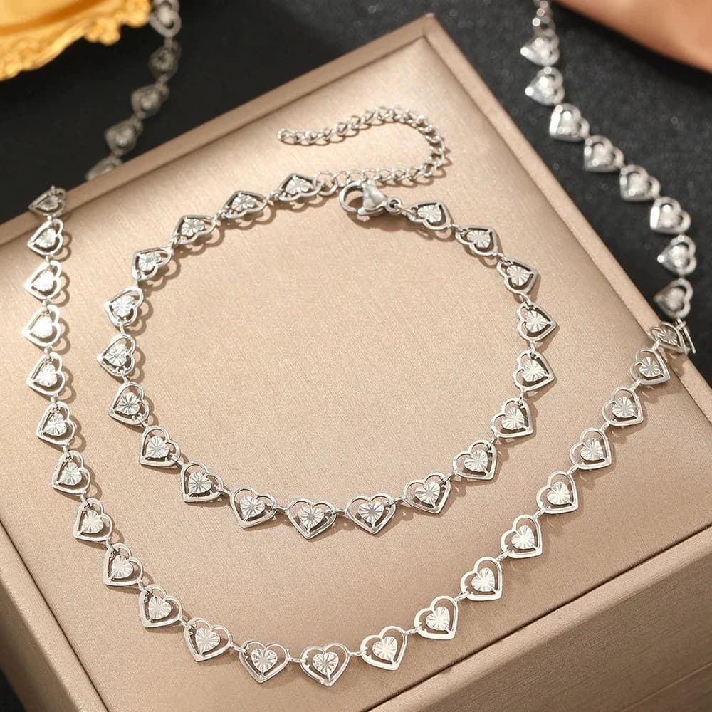 Juego de Collar, Pulsera y Pendientes Plateados con Corazón
