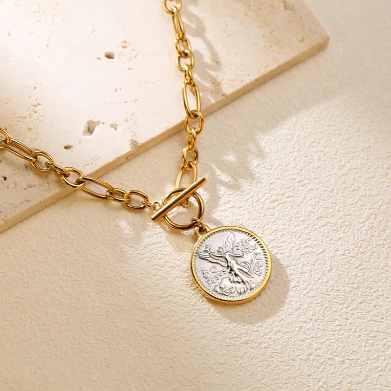 Collar con Colgante de Moneda Dorada