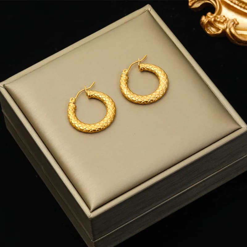 Pendientes de aro con giro geométrico, color dorado