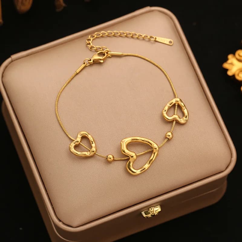 Pulsera con dijes de estrella de mar y concha sobre cadena de cordón