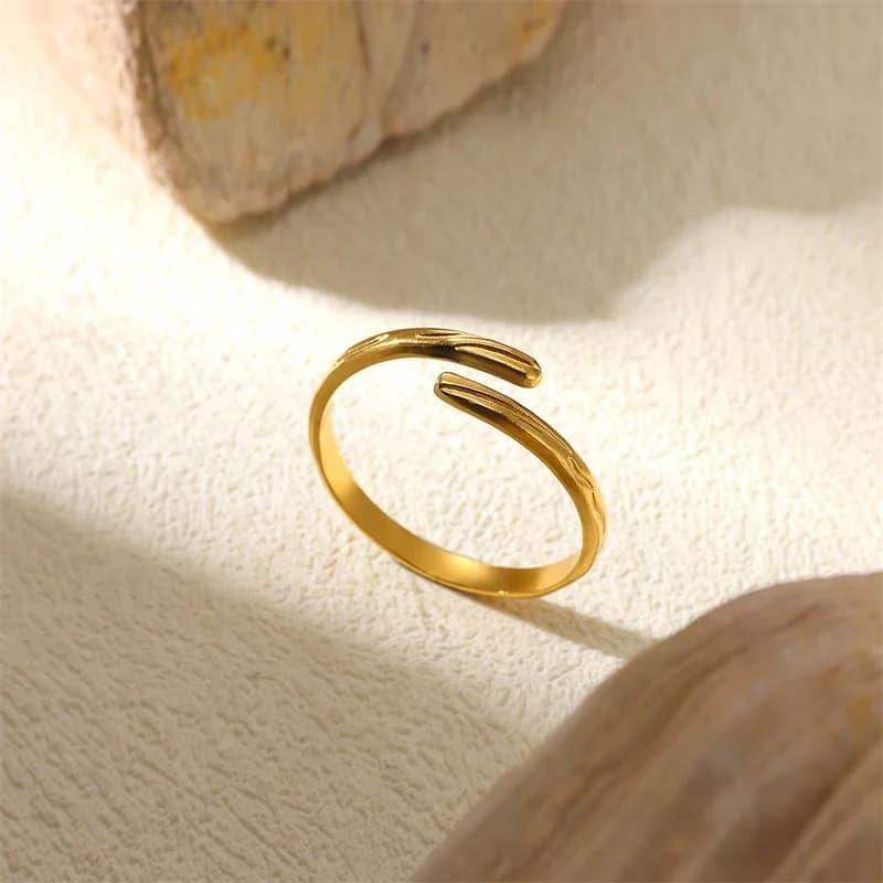 Anillo abierto con dije chapado en oro de 18K