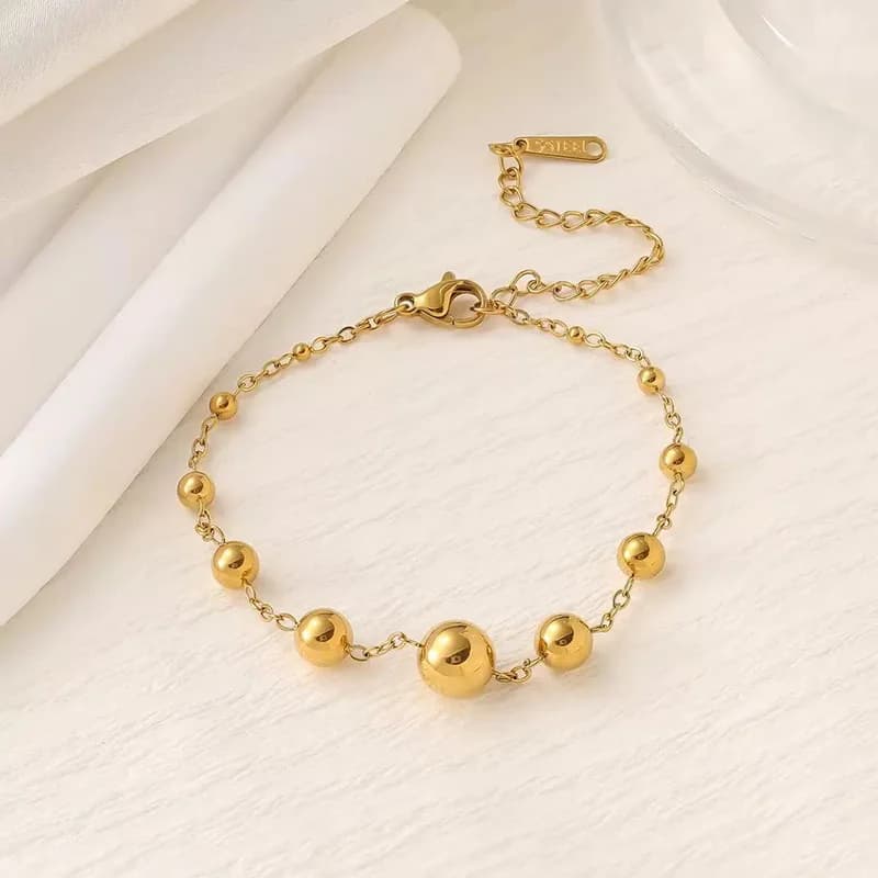 Brazalete de cadena con cuentas doradas