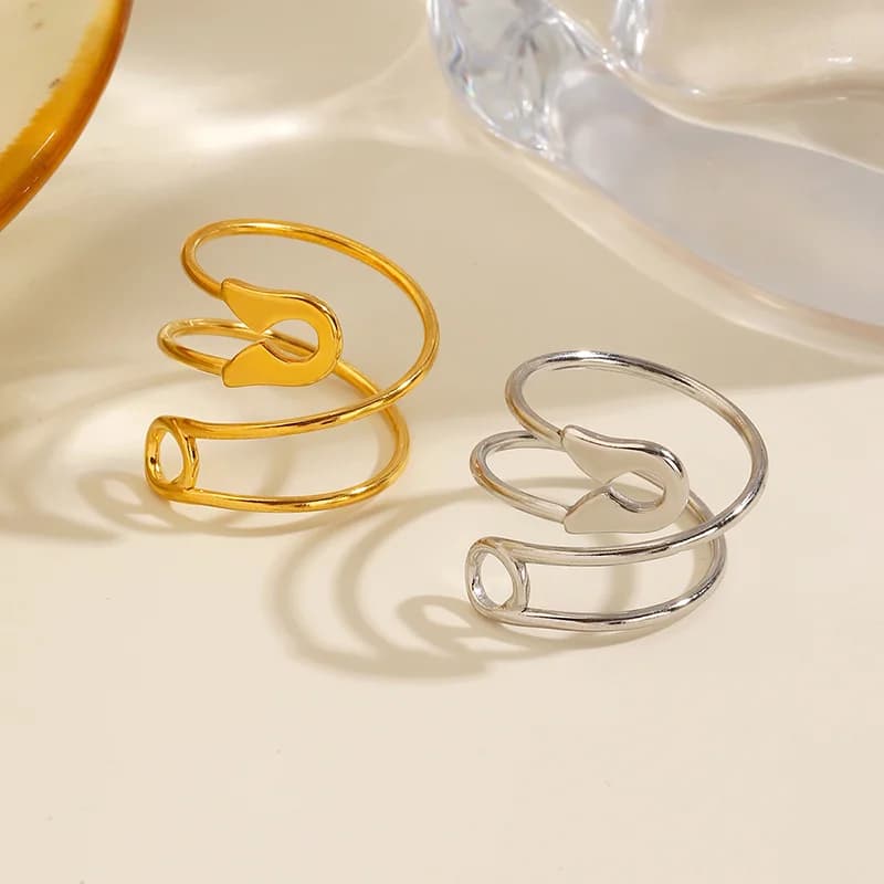 Anillo Abierto Ajustable Forma de Pin, Chapado en Oro 18K PVD