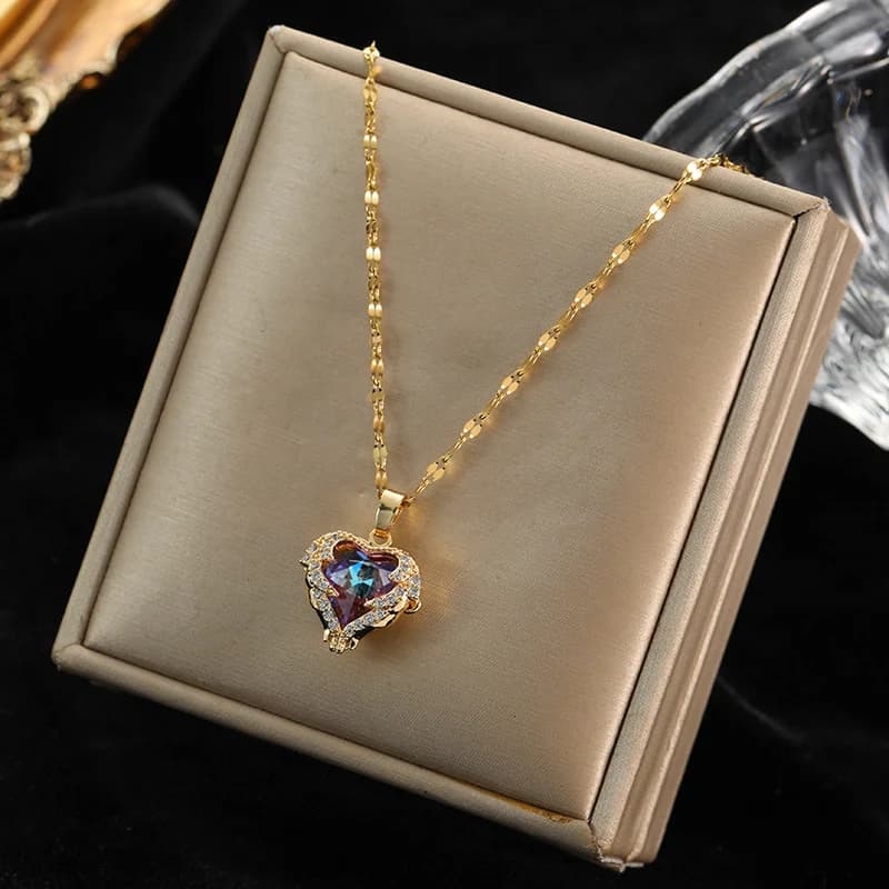 Collar con Colgante de Corazón y Mariposa con Circonita