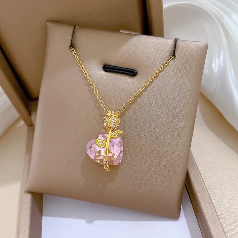 Collar con colgante de flor y circonita cúbica