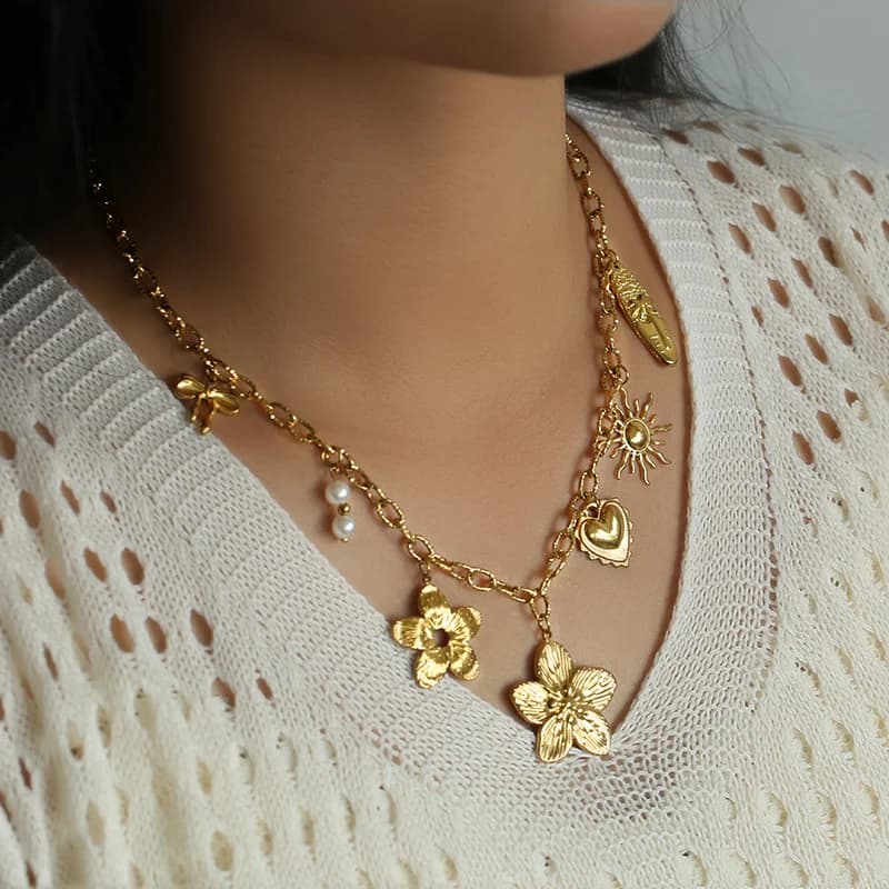 Collar con Colgante de Flor Dorado