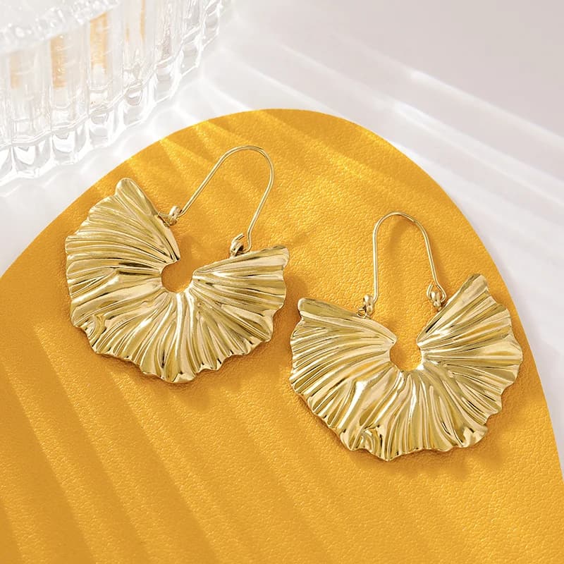 Pendientes colgantes de flor de ginkgo en color dorado