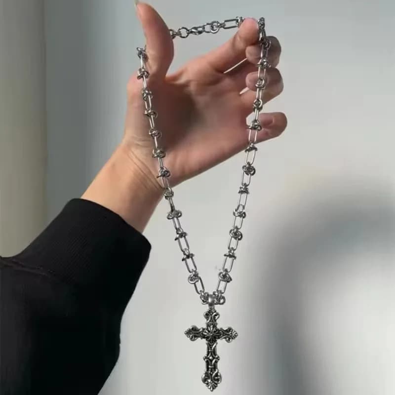Collar con Colgante de Cruz de Metal