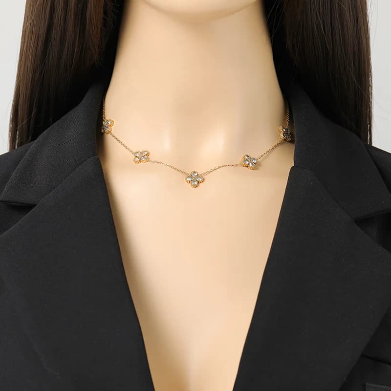 Conjunto de collar, pendientes y pulsera floral con circonitas