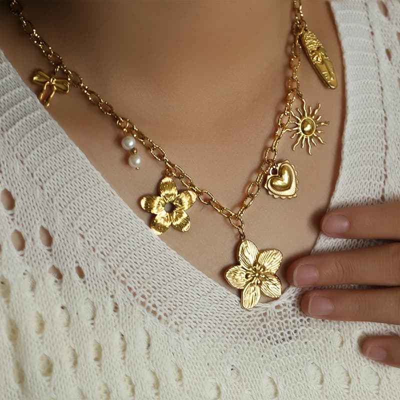 Collar con Colgante de Flor Dorado