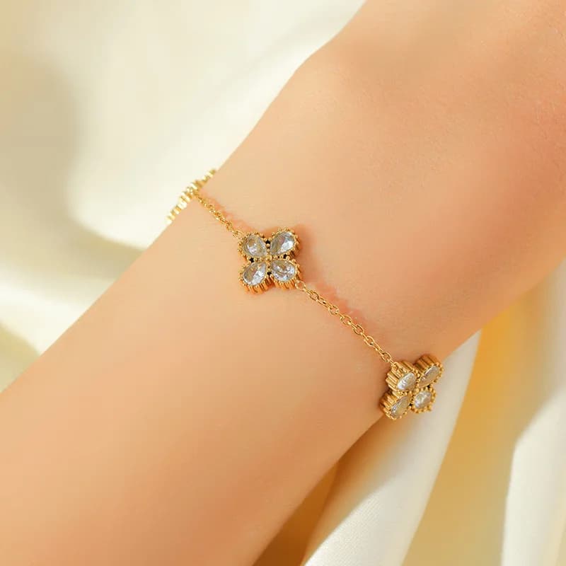 Conjunto de collar, pendientes y pulsera floral con circonitas