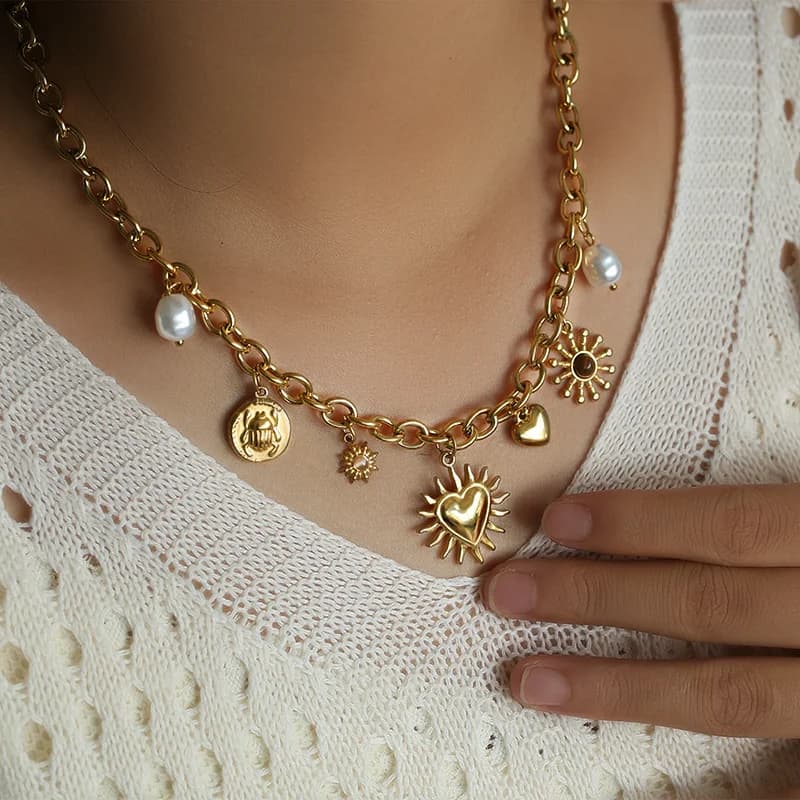 Collar colgante dorado con estrella de mar, concha y sol