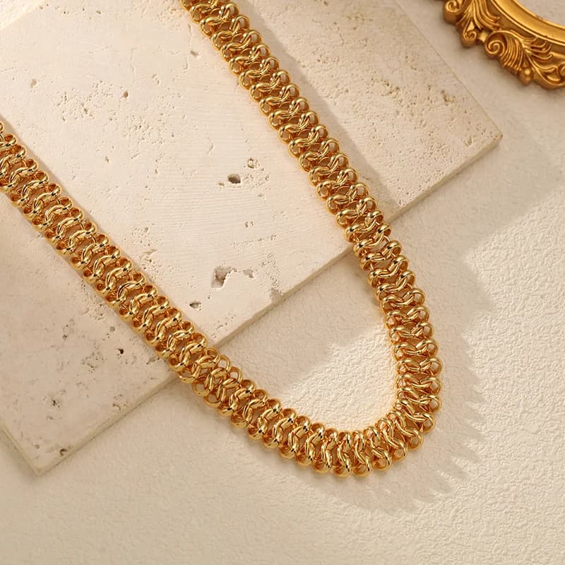 Collar de Gargantilla Texturizada con Chapado PVD de 18K