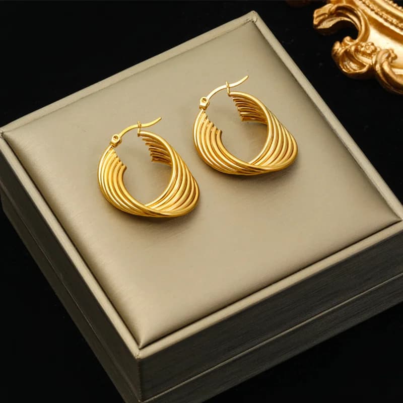 Pendientes de aro con giro geométrico, color dorado