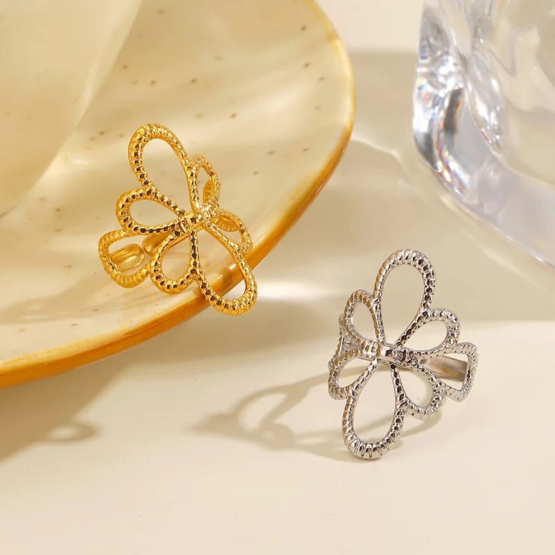 Anillo Ajustable de Acero Inoxidable con Flor Calada