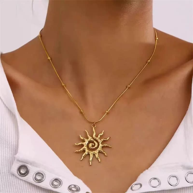 Collar de charms con estrella de mar, sol y nácar, dorado