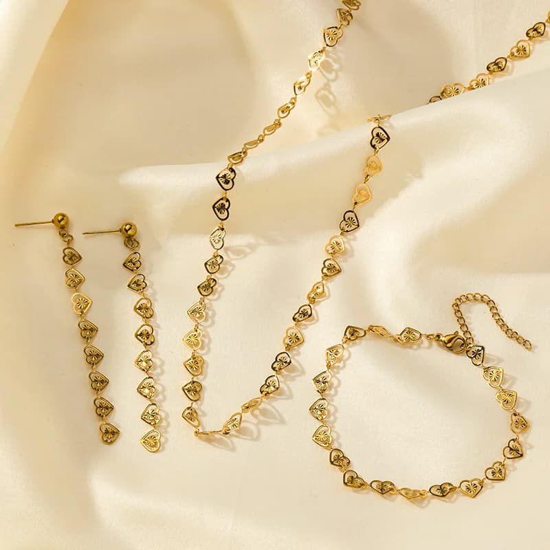 Juego de Collar, Pulsera y Pendientes Plateados con Corazón