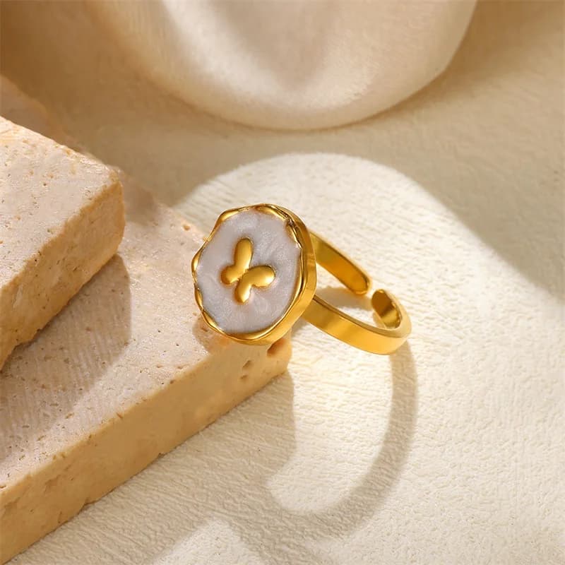 Anillo abierto con dije chapado en oro de 18K