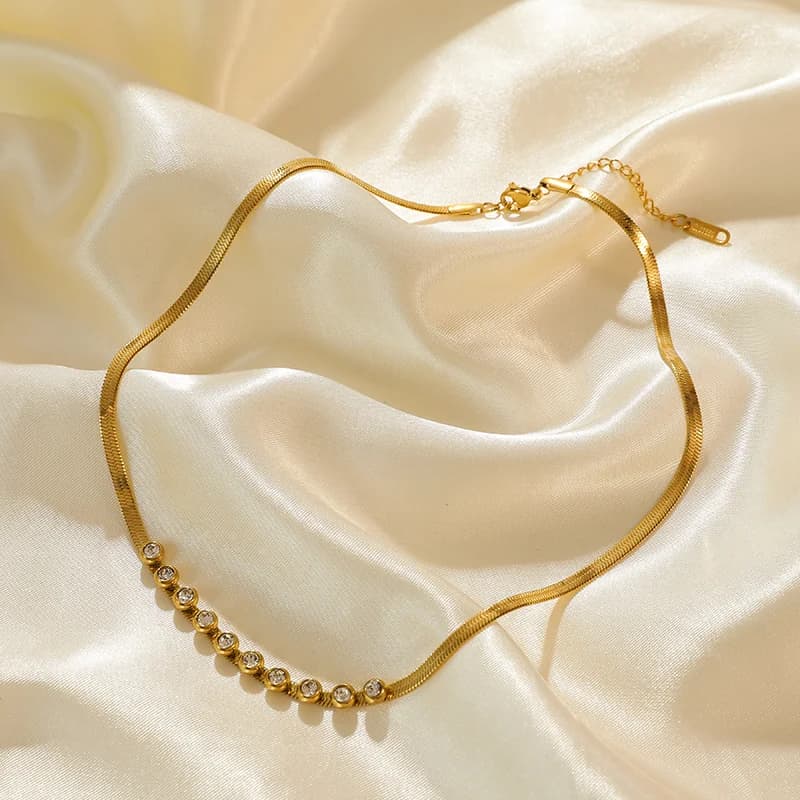 Collar gargantilla de cadena con circonia color oro